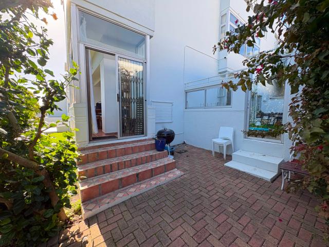 2 Bedroom Apartment To Let in Fresnaye