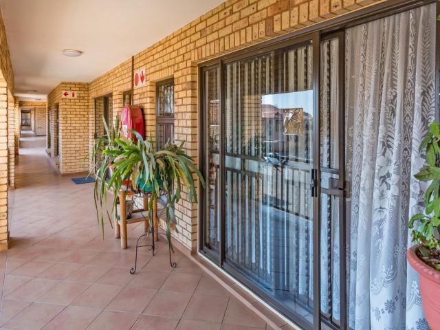 2 Bedroom Apartment To Let in Monument