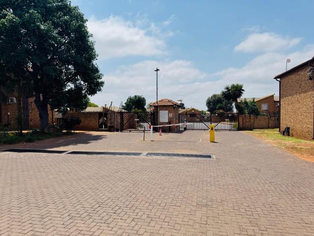 2 Bedroom Apartment To Let in Noordwyk | Waterfall Properties