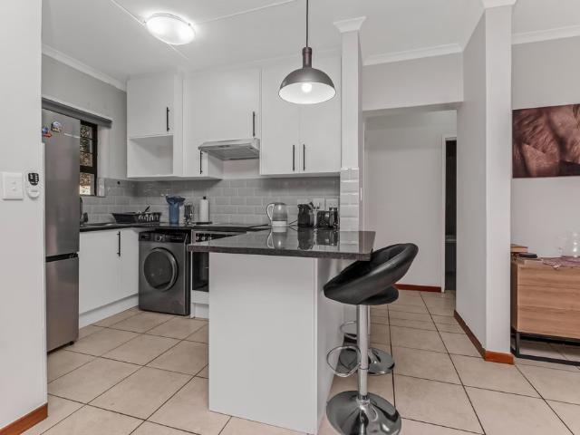 2 Bedroom Apartment To Let in Paulshof