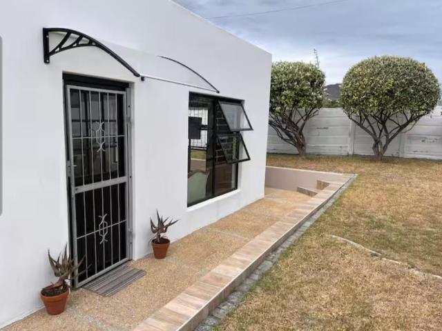 2 Bedroom Apartment To Let in Perlemoenbaai