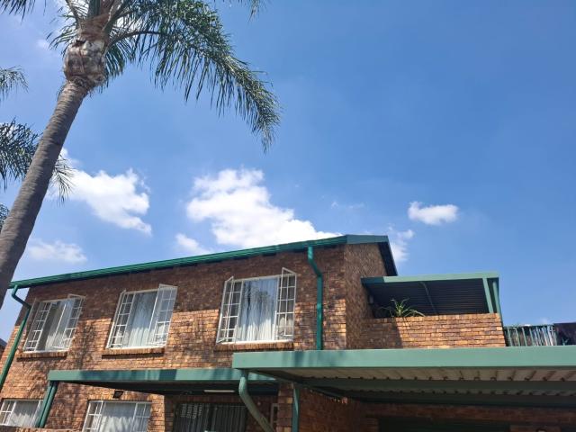2 Bedroom Apartment To Let in Rooihuiskraal North