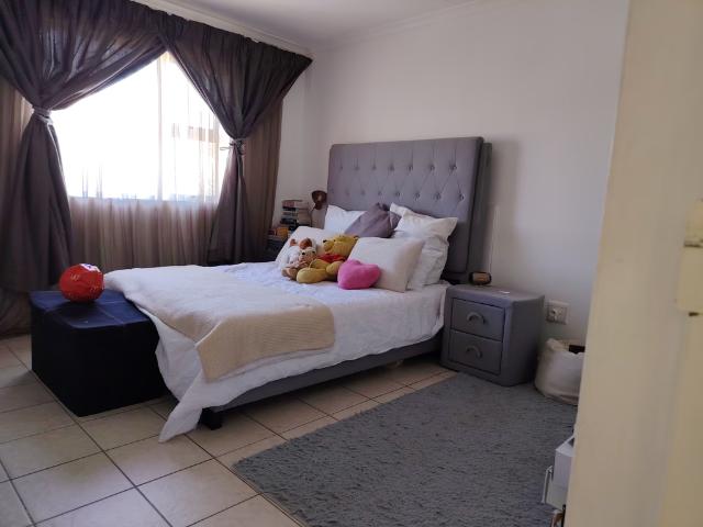 2 Bedroom Apartment To Let in Sir Lowrys Pass