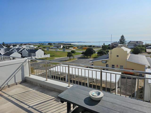 2 Bedroom Apartment To Let in Struisbaai
