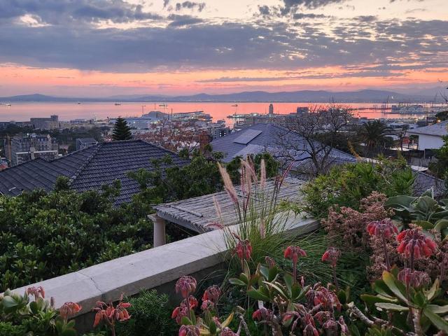 2 Bedroom apartment to rent in Green Point, Cape Town