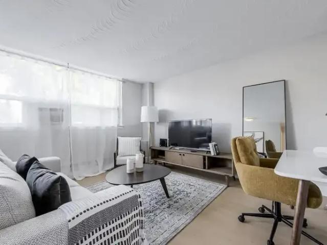 2 Bedroom Apartment Toronto ON 102085748