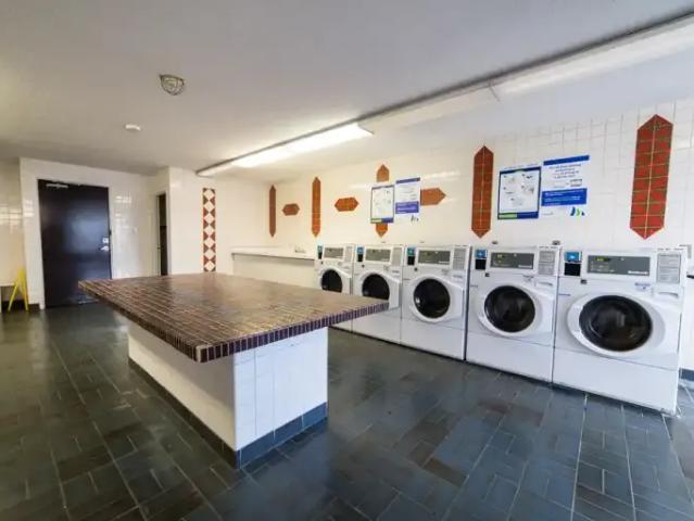 2 Bedroom Apartment Toronto ON 98317373