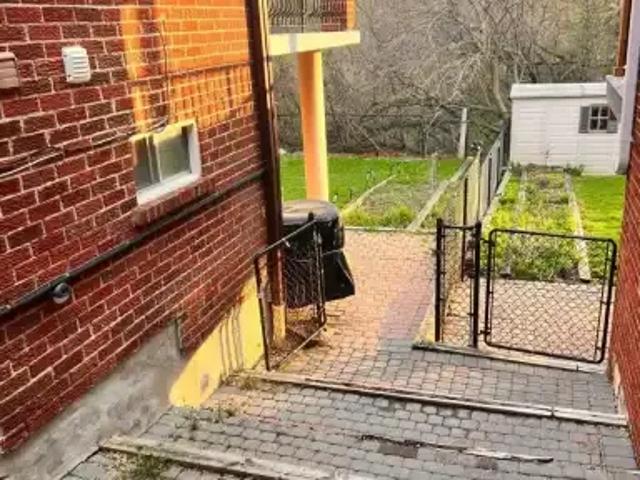 2 Bedroom Apartment Vaughan ON 102306798