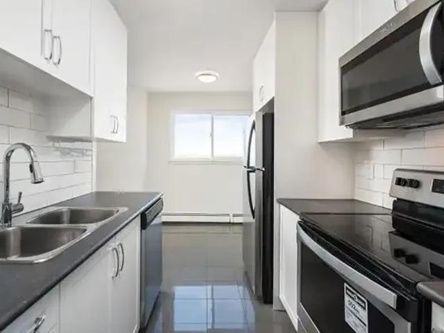 2 Bedroom Apartment Whitby ON LS101877352