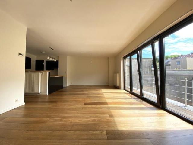 2 bedroom apartment with garage