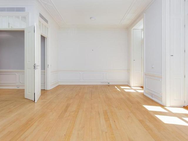 2 Bedroom Apartment with parking, Avenida da Liberdade, Lisboa