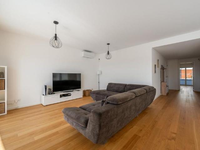 2 Bedroom Apartment with parking, Estoril, Cascais