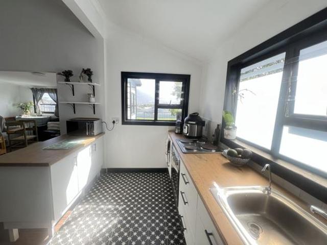 2 Bedroom Garden Cottage in Capri