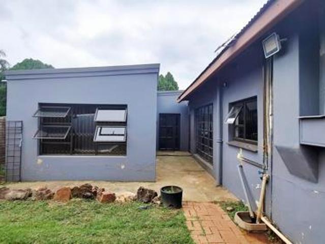 2 Bedroom Garden Cottage in Claremont