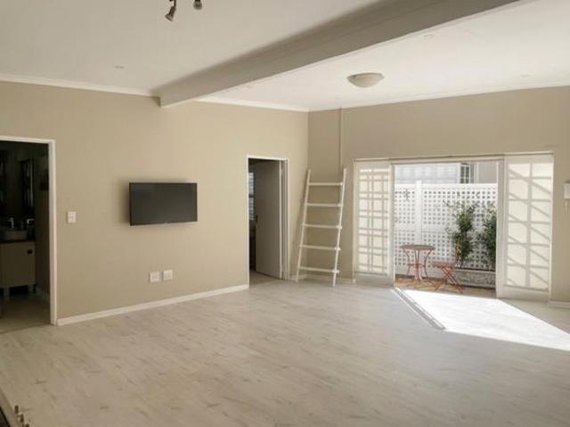 2 Bedroom Garden Cottage in Bryanston