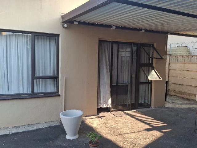 2 Bedroom Garden Cottage in Burlington Heights