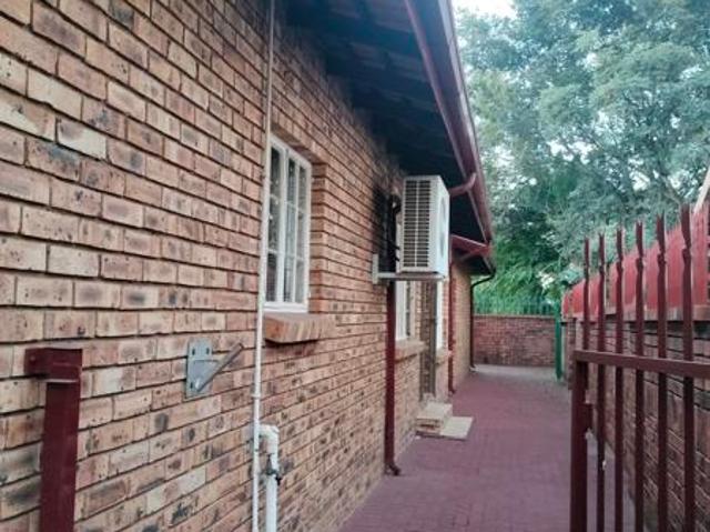 2 Bedroom Garden Cottage in Geelhoutpark