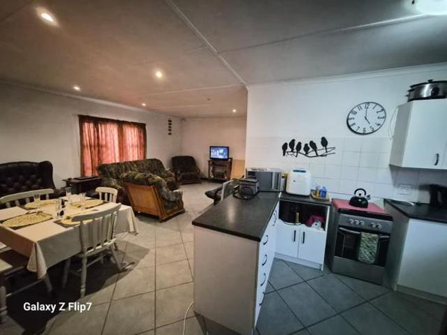 2 Bedroom Garden Cottage in Heuwelkruin