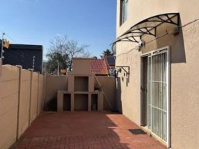 2 Bedroom Garden Cottage in Helderkruin