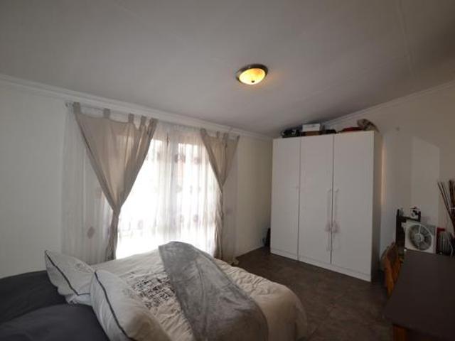2 Bedroom Garden Cottage in Helderkruin
