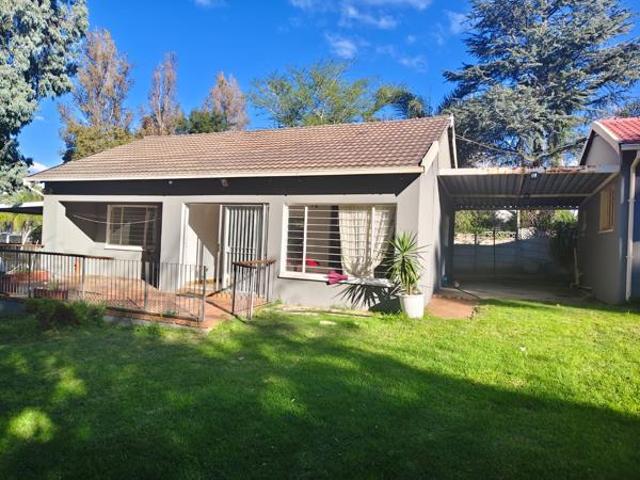 2 Bedroom Garden Cottage in Johannesburg North
