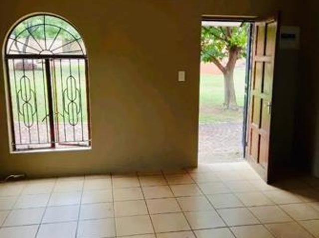 2 Bedroom Garden Cottage in Lombardy West