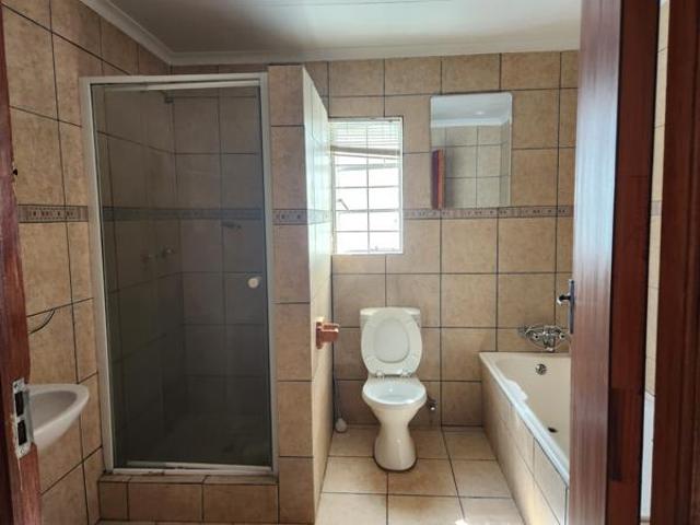 2 Bedroom Garden Cottage in Monument