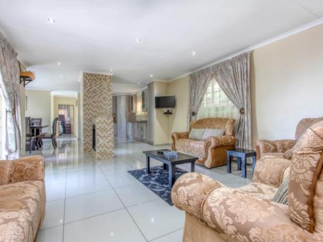 2 Bedroom Garden Cottage in Parktown North