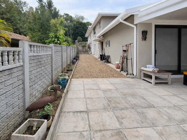 2 Bedroom Garden Cottage in Rouken Glen