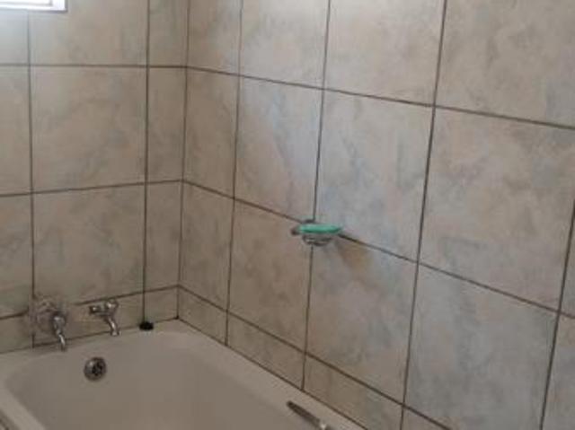 2 Bedroom Garden Cottage in Willow Park Manor