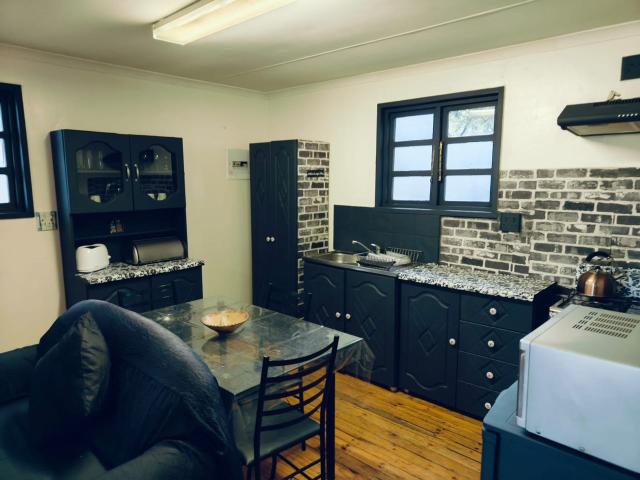 2 Bedroom Garden Cottage To Let in Arcon Park
