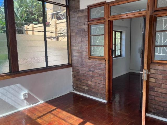 2 Bedroom Garden Cottage To Let in Kensington