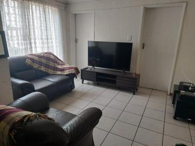 2 bedroom garden flat in roodekrans.