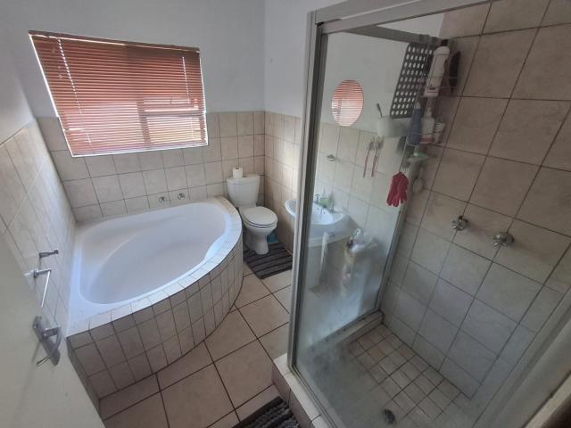 2 Bedroom Ground Floor Apartment in Secure Complex Ideal Location & Family Friendly!