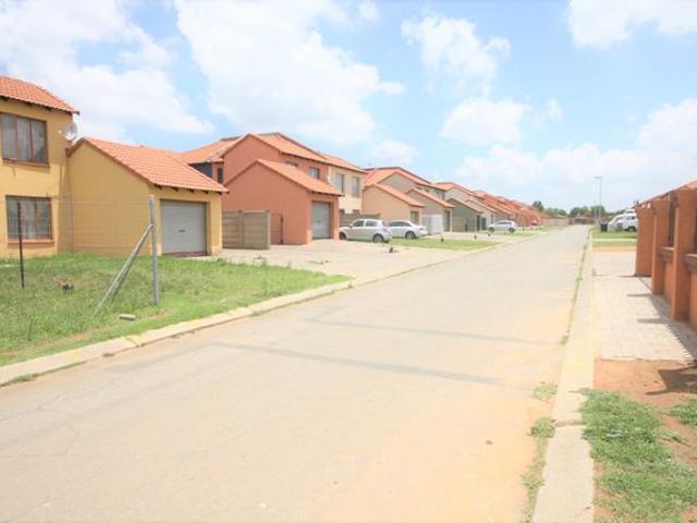 2 Bedroom Duplex For Sale in Vanderbijlpark CE 4