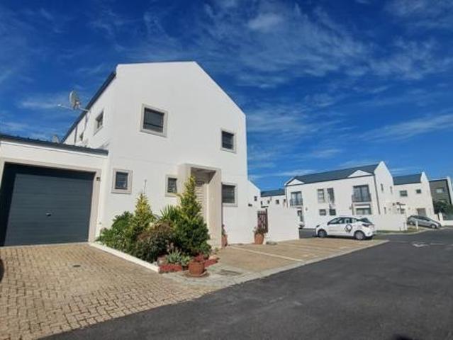 2 Bedroom Duplex in Burgundy Estate