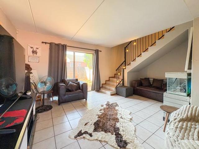 2 Bedroom Duplex in Die Hoewes