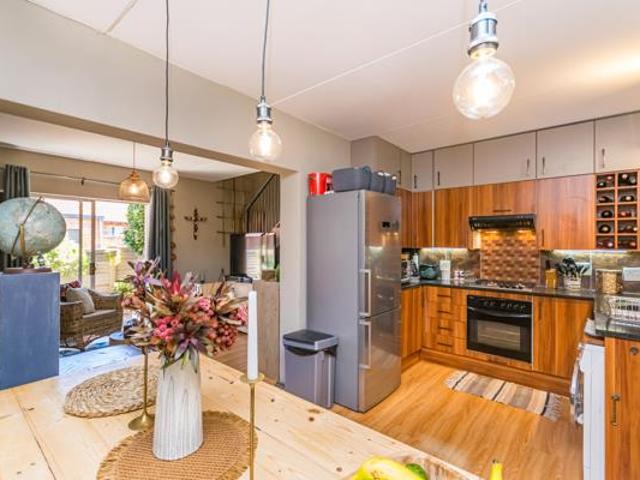 2 Bedroom Duplex in Die Hoewes