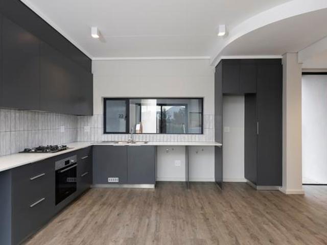 2 Bedroom Duplex in Somerset West Central