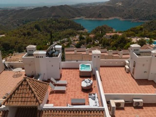 2 bedroom duplex townhouse with sea views and jacuzzi in Istán, Costa del Sol