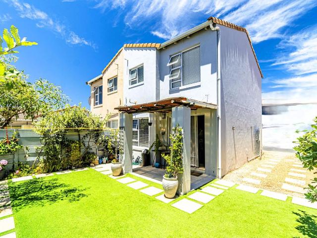 2 Bedroom duplex townhouse freehold rented in Muizenberg, Cape Town