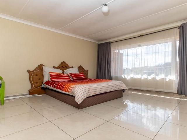 2 Bedroom duplex townhouse sectional for sale in Windsor East, Randburg