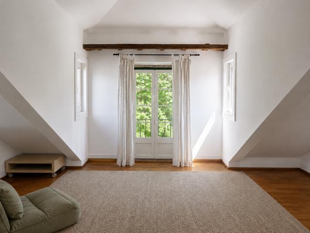 2 Bedroom Duplex with balcony, São Bento, Lisboa