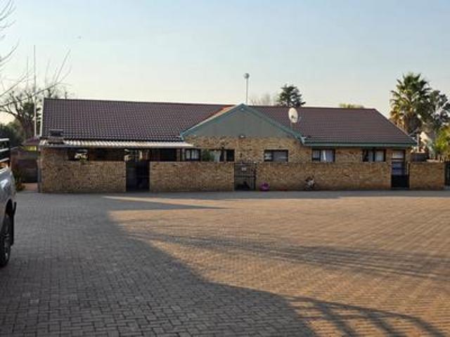 2 bedroom face brick unit in vaalpark