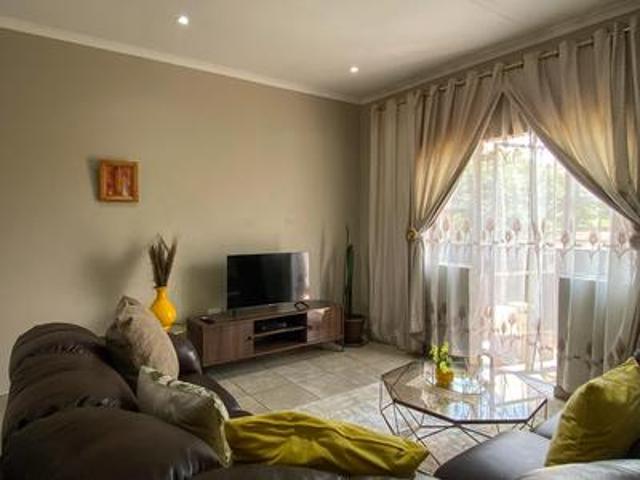 2 bedroom first floor apartment in ruimsig