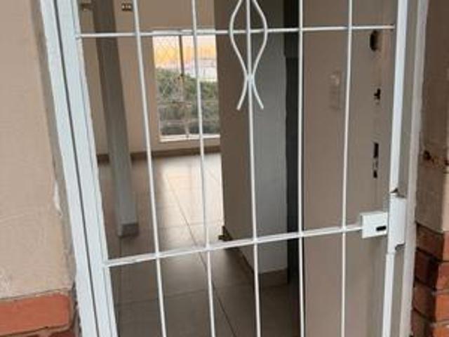 2 bedroom flat to let in bluff