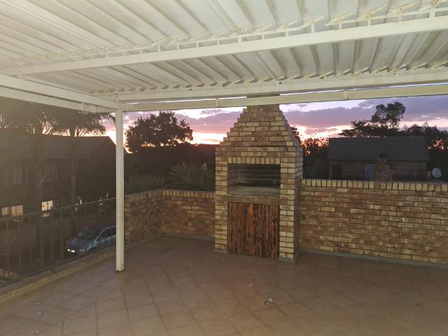 2 Bedroom Flat To Let in Die Hoewes