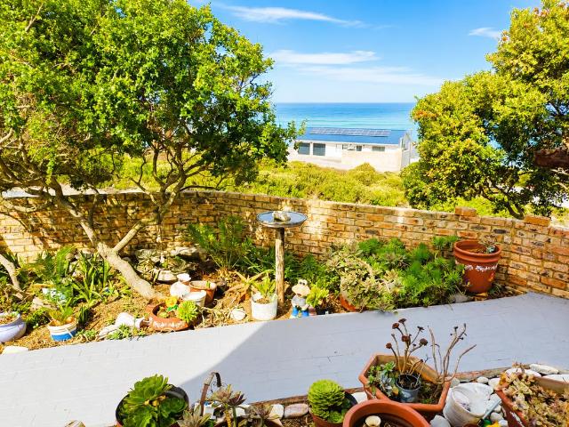 2 Bedroom Flat To Let in Struisbaai
