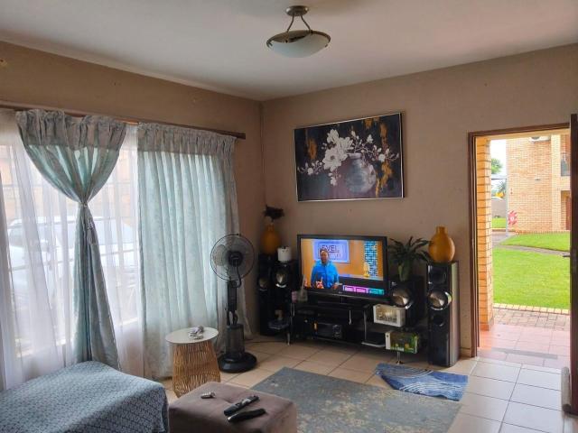 2 Bedroom Flat For Sale in Waterval East