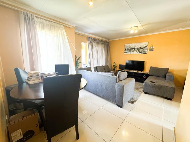 2 Bedroom Flat For Sale in Die Hoewes